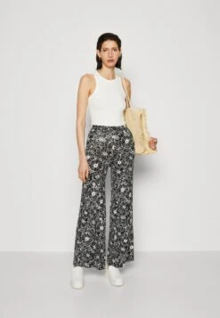 Anna Field -Anna Field 50bbf2db64304a988b1e46faae31d6b7